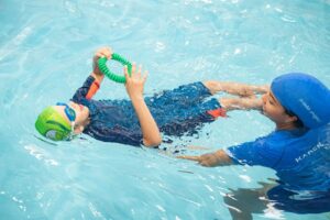 Las clases de natación para niños benefician su desarrollo físico