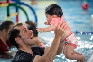 La natación para bebés es segura en Aquatics.